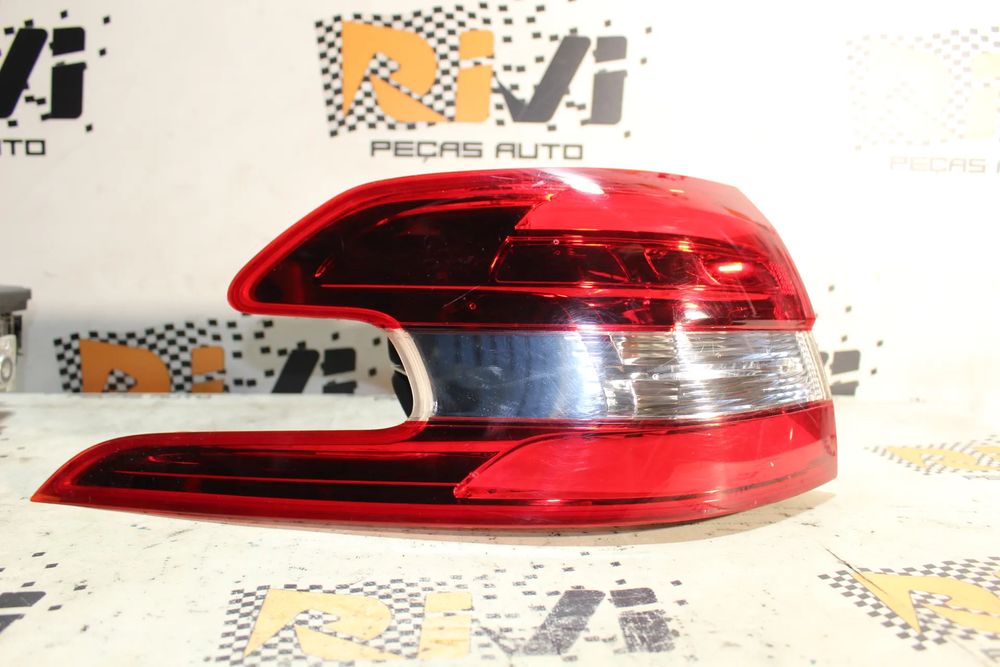 Farolim esquerdo PEUGEOT 308 SW II
