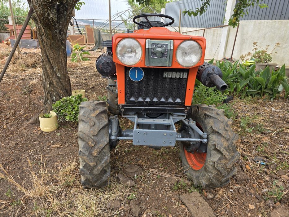 Trator Kubota B7100 4x4