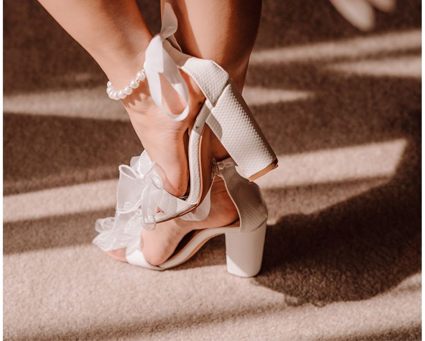 Białe buty na słupku