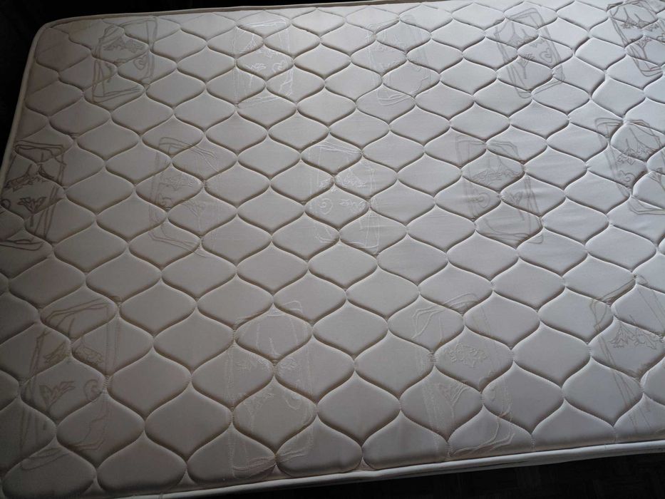 Cama com estrade e colchão + cómoda