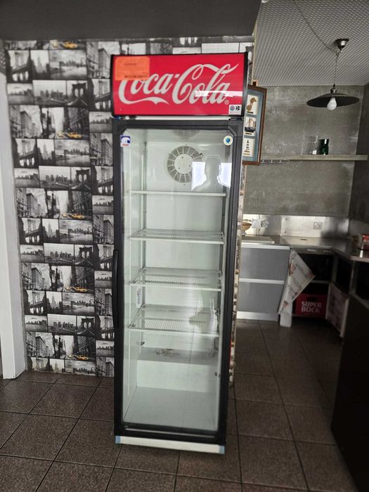 Vitrine Refrigeradora Vertical Coca-Cola 350L
