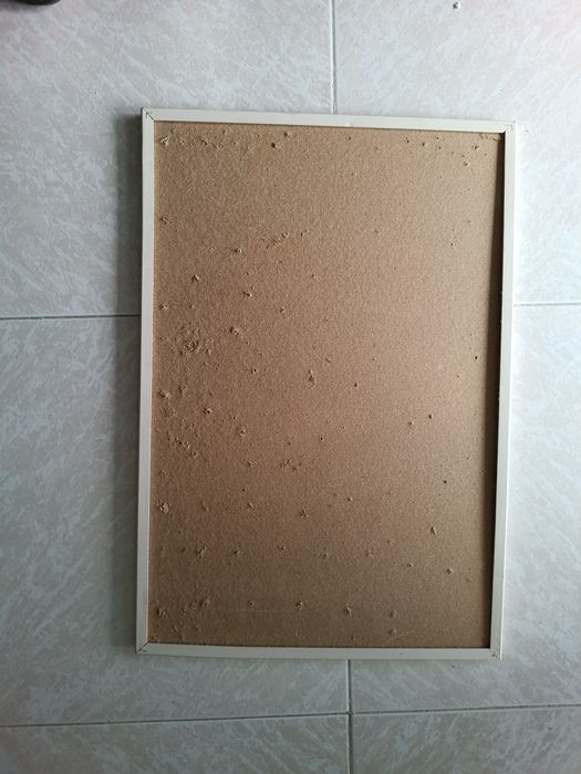 Quadro cortiça com pinos dourados
