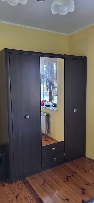 Łózko szafa i stoliki nocne