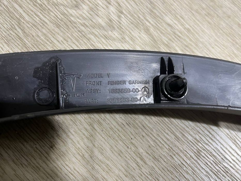 Расширитель арки Крыло Tesla Model Y \\ Молдинг передний левый