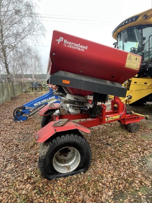 Розкидач мінеральних добрив Kverneland /Лійка