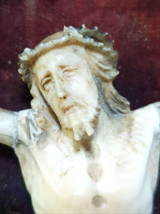 Preciosa antiga escultura de Cristo crucificado do Sec. XVIII emoldura