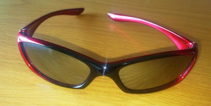 Óculos vermelhos espelhados