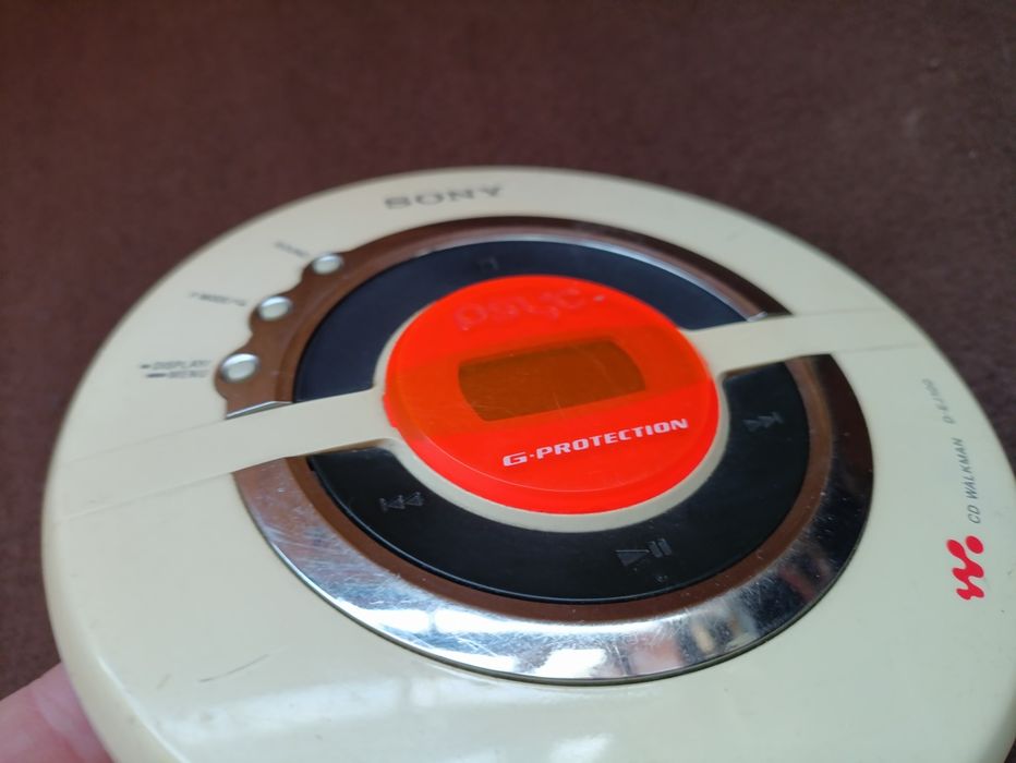 CD плеер Sony Walkman d-ej100