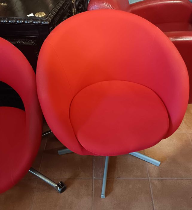 Cadeiras vermelhas com e sem rodas