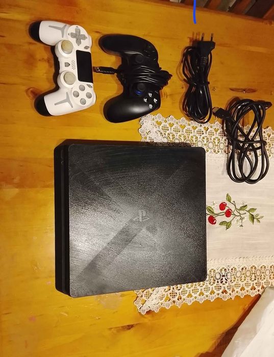 Vendo ps4 com um comando e 4 jogos