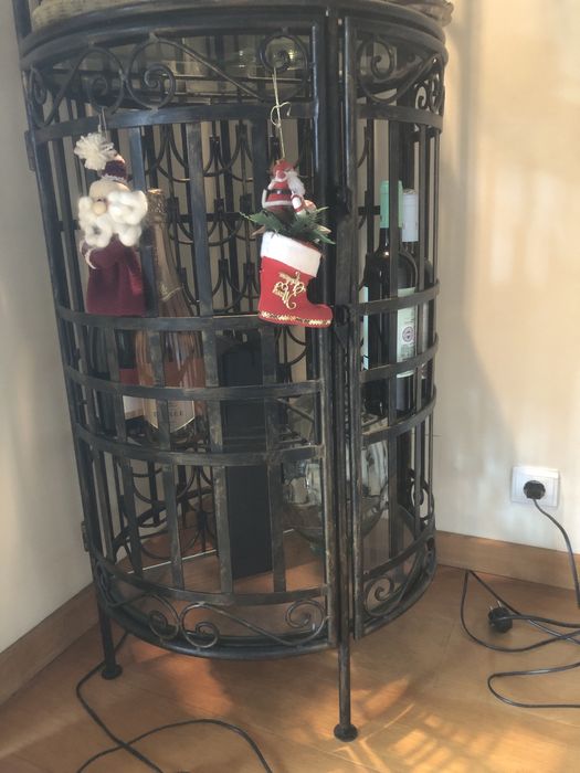 Bar Garrafeira em Ferro Forjado Iluminada