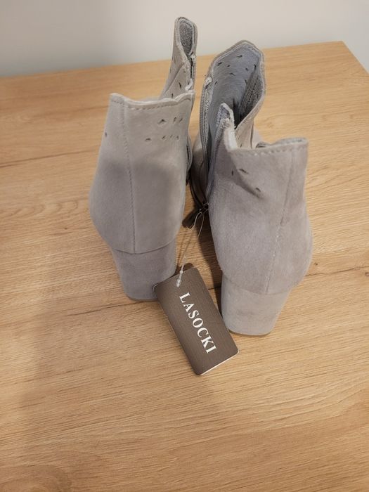 Szare Botki skórzane zamszowe Lasocki 36