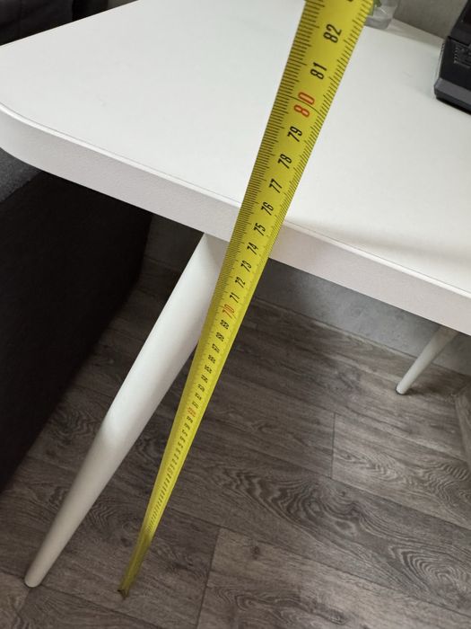 Стіл для дому чи офісу Nowy Styl, 70×70 см, в ідеальному стані