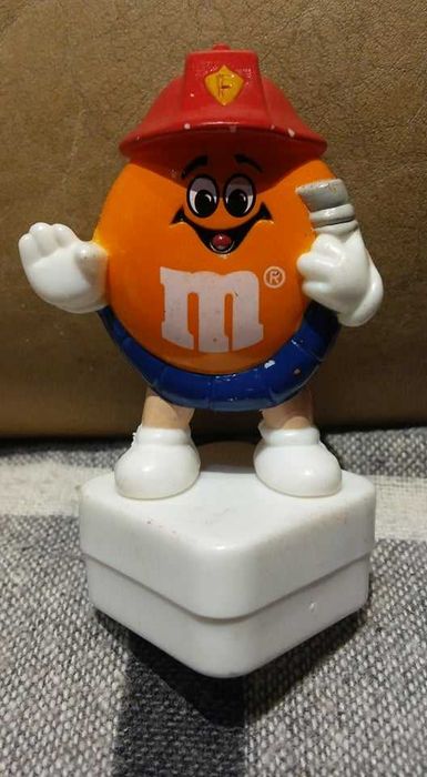 Tampa de M&M - bombeiro