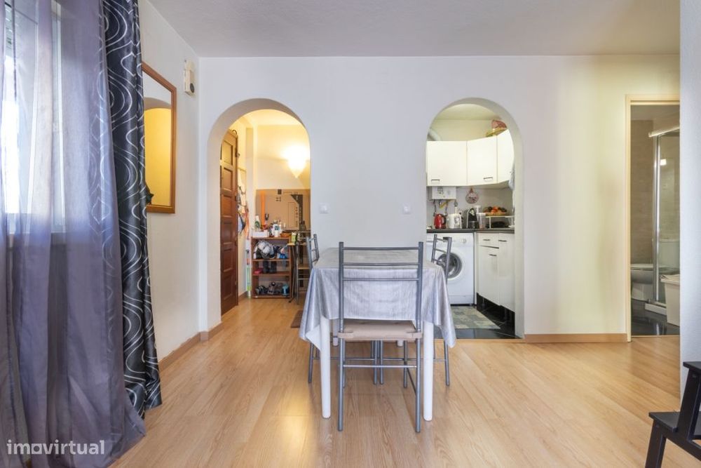 Apartamento T1 com cozinha separada e luz natural