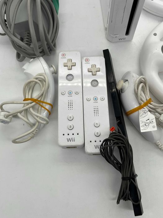 Konsola Nintendo Wii + gry i okablowanie + kierownica