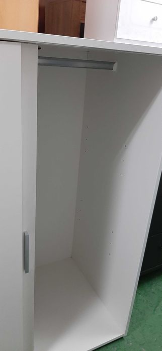 komoda z drążkiem i drzwiami przesuwnymi