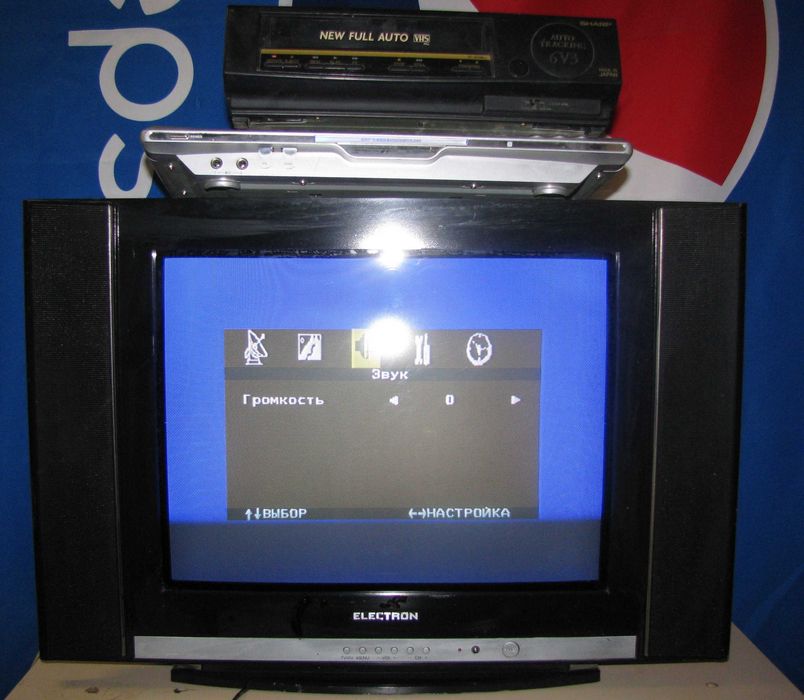 Телевизор ELEKTRON 54 ТК-713, в комплекте с DVD и видаком.