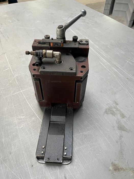 Łapy mocujące blachę