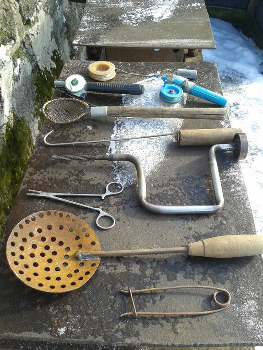 принадлежности для зимней рыбалки -бур , ящик , жерлицы и другое б-у