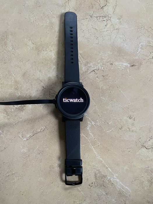 Умные часы Mobvoi Ticwatch E (WF12086)