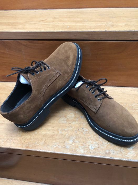 Sapato tipo inglês em  camurça