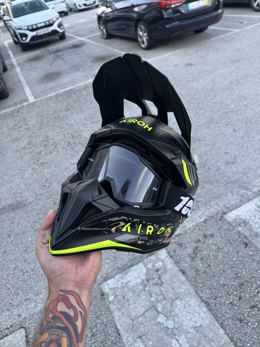 Capacete Airoh tamanho S  + oculos