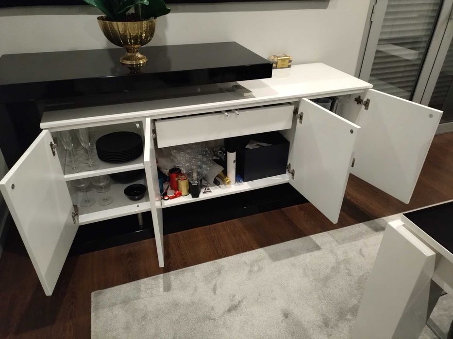 Móvel Moderno Preto e Branco de apoio a Sala de Jantar