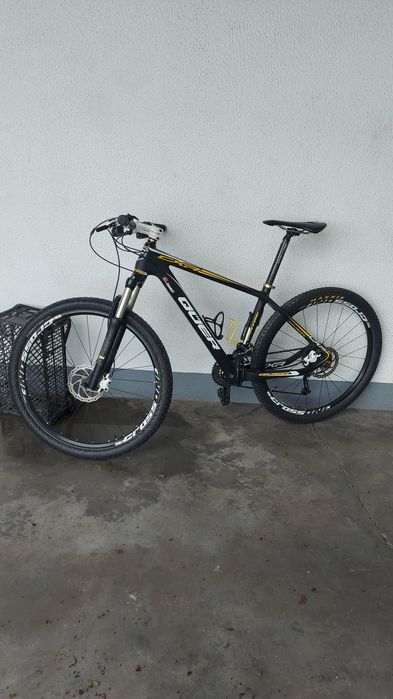Bicicleta Quer roda 27,5 equipada com suspensão a ar e shimano