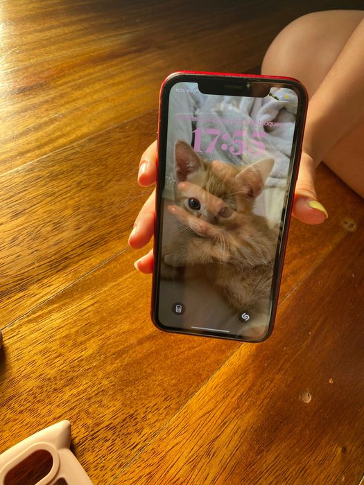 iPhone XR vermelho em bom estado.