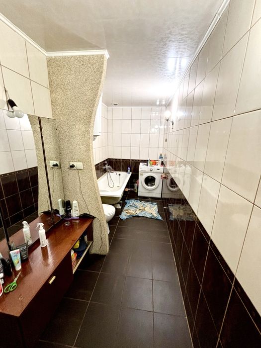 Продаж 2-поверхового будинку на два входи