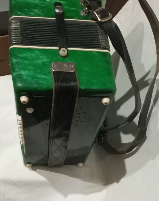 Музыкальный инструмент.: новый.