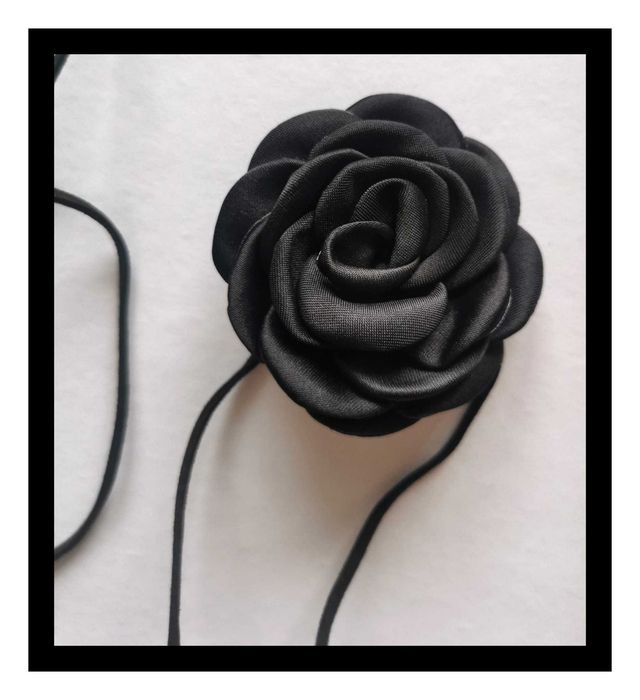 Czarny choker na rzemyku – klasyka i styl #kwiat #róża #gothic