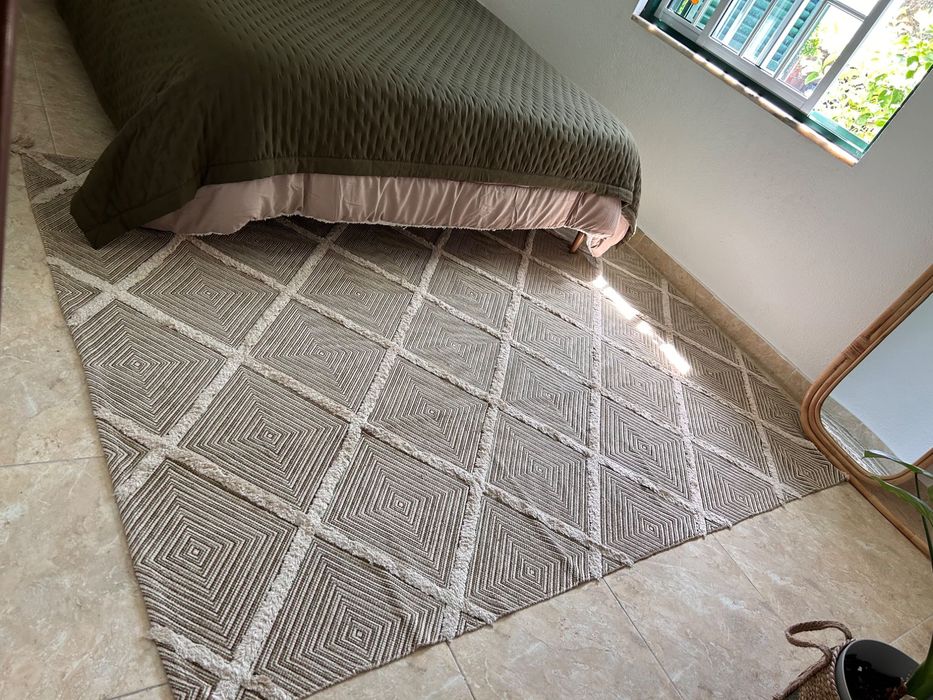 Vendo recheio quarto, cama, mesas cabeceiira, candeeiros, tapete, espelho