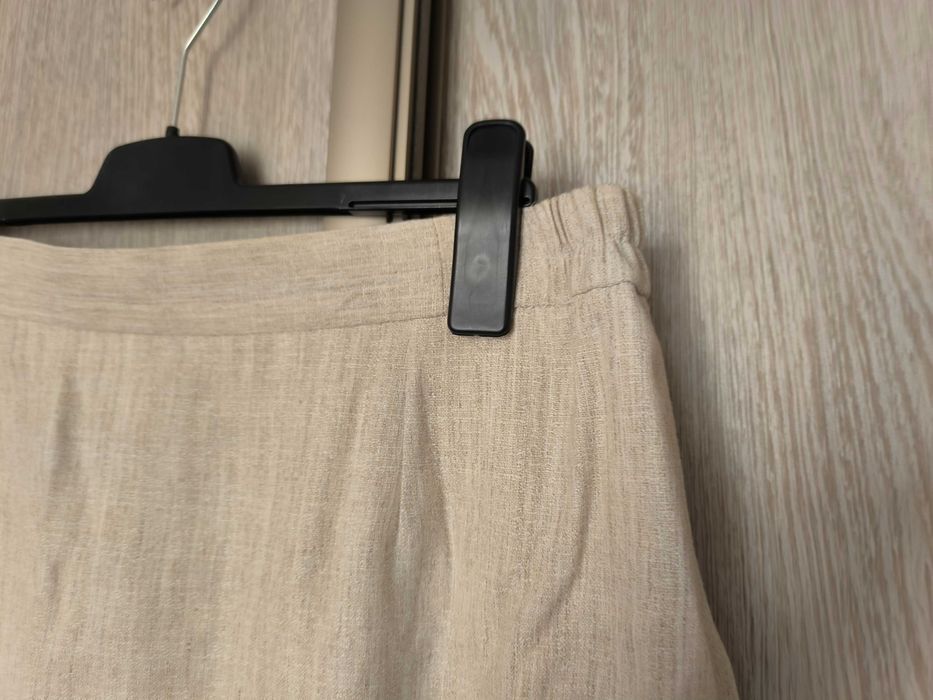 Jasnobeżowa spódnica przed kolano