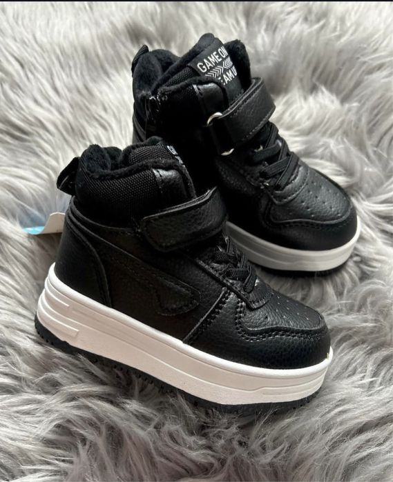 Продаю детские зимние кроссовки