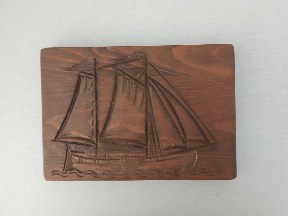 Placa de madeira entalhada, com tema "veleiro", de Yvon Tanguy, usada