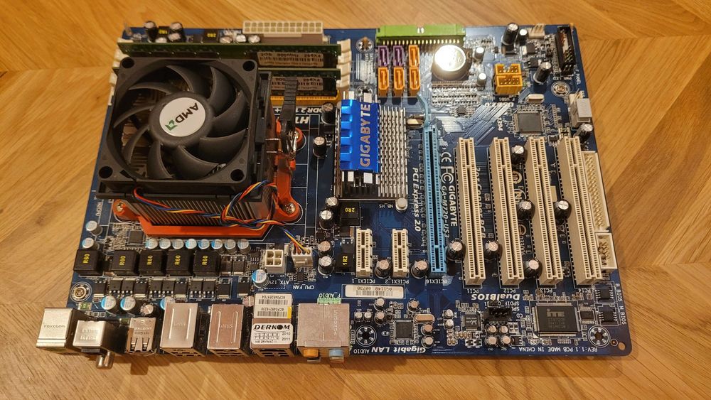 Gigabyte GA-M720-US3 + AMD Athlon II X4 635 + 4GB RAM