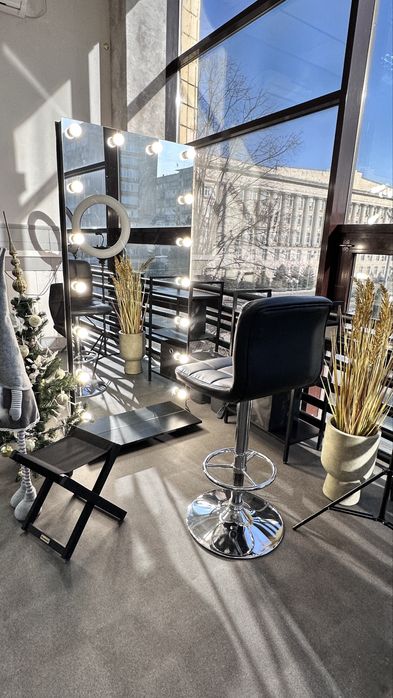 Оренда кушетки та візажного дзеркала