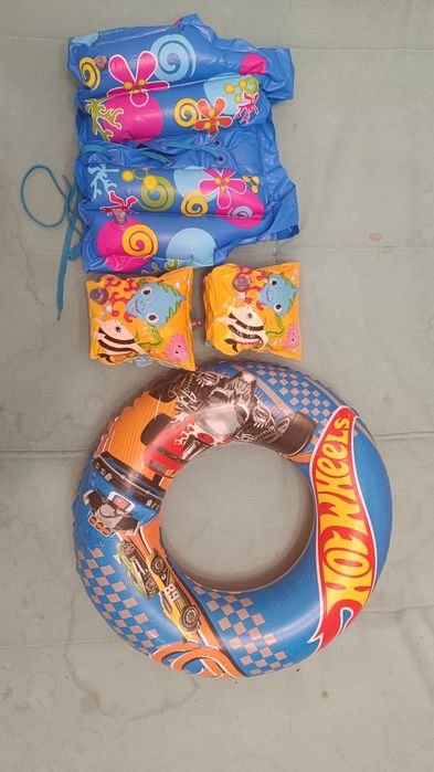 Круг для плавання, жилет, нарукавники