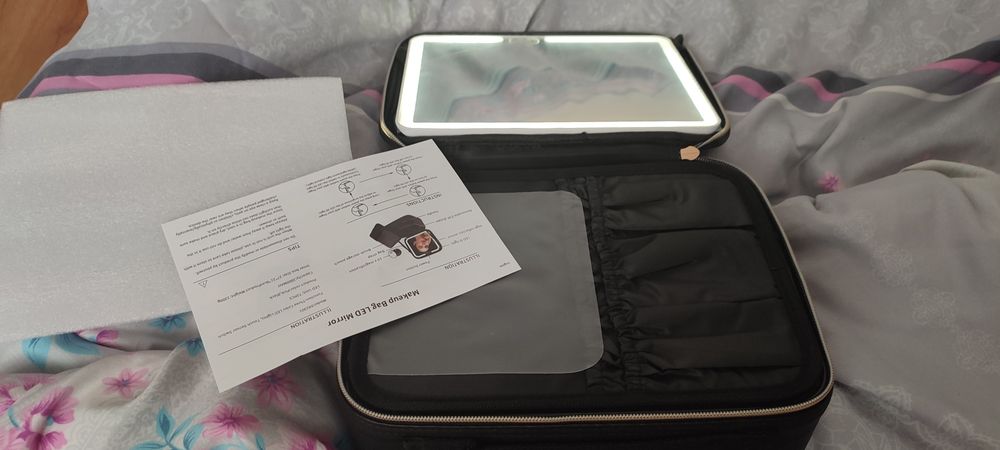 Kuferek z lusterkiem LED nowym