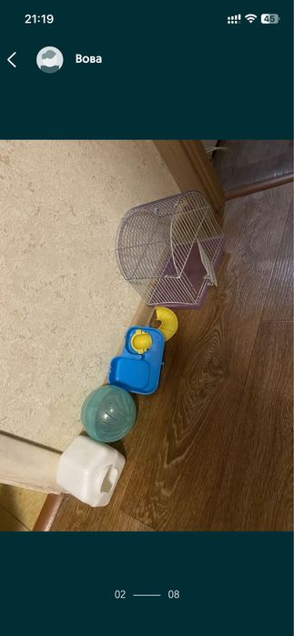 Кігтеточка бу для котика, клітка для хомяка.