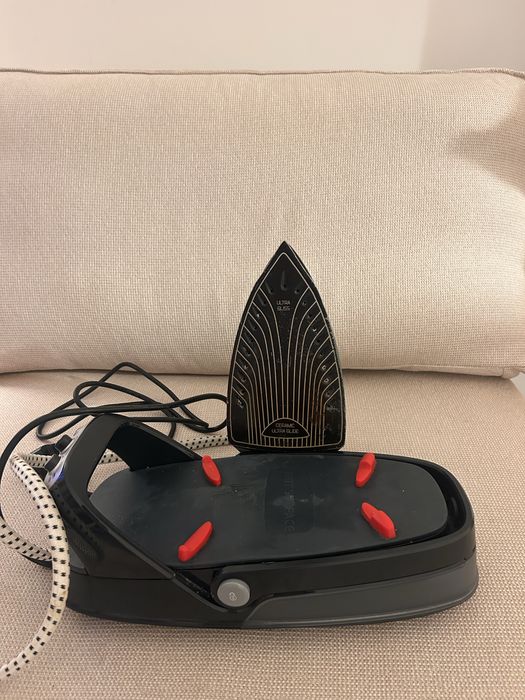Ferro de engomar com base a vapor