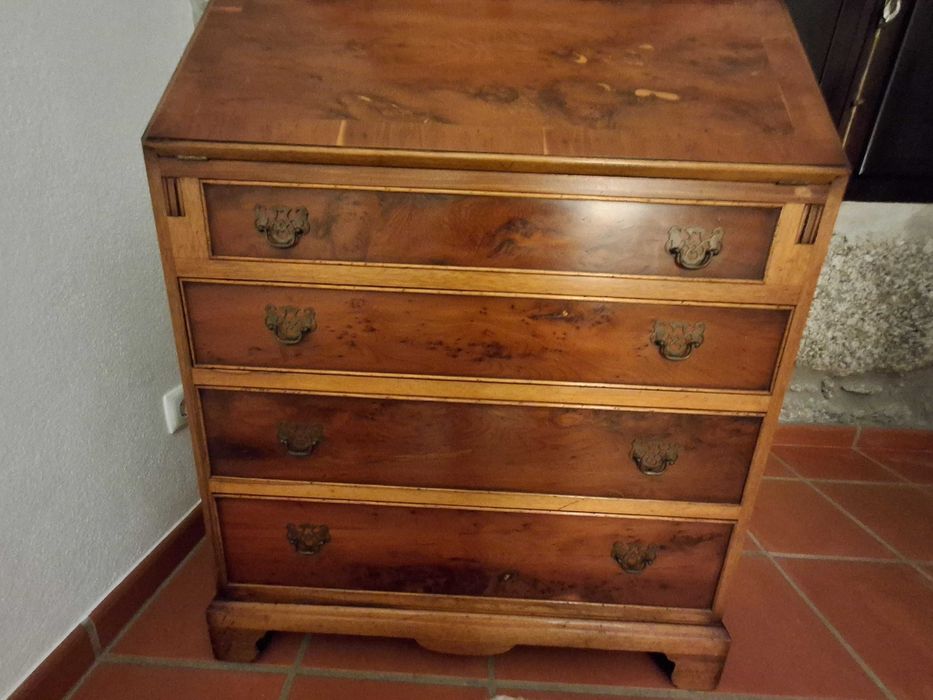 Papeleira com alçado estilo D. Maria