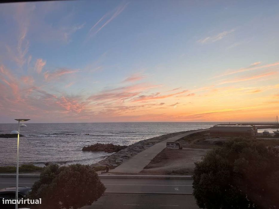 T2+1 Duplex Renovado com Vista Mar de Luxo –  1ª Linha de Mar