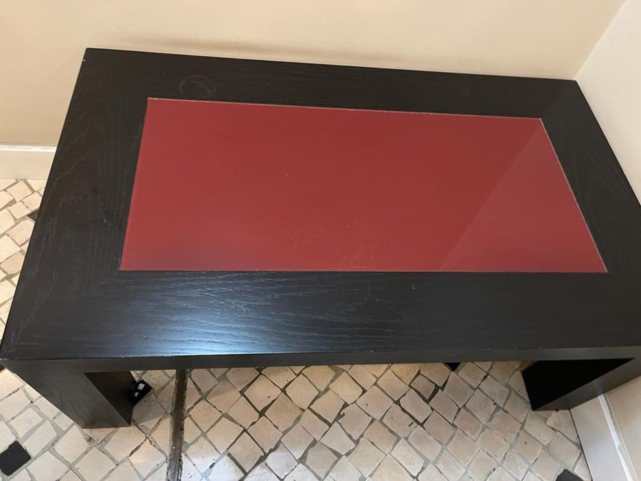 Mesa de centro preta e vermelha