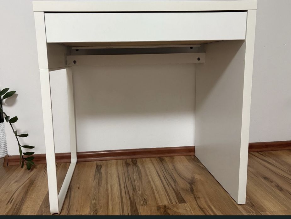 Białe biurko Ikea Micke