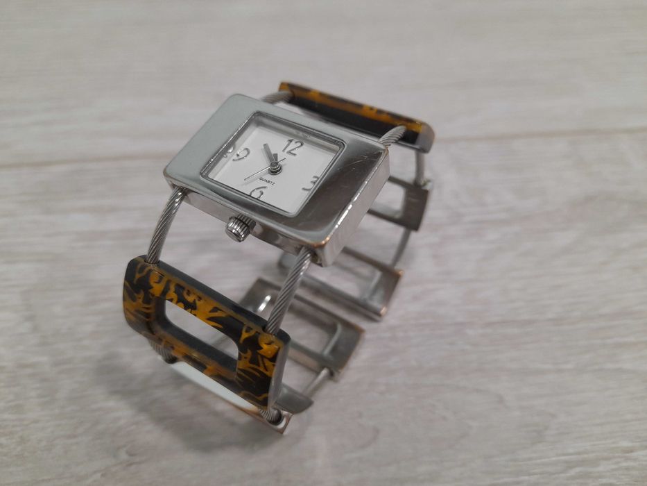 Ciekawy damski zegarek na ozdobnej szerokiej bransoletce bransoleta