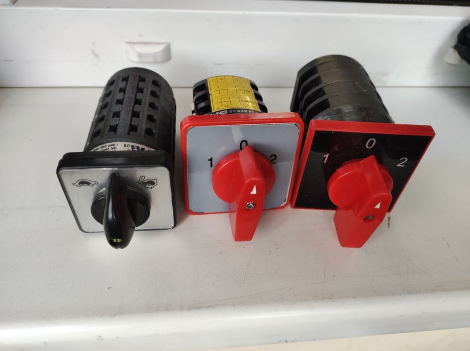 Перемикачі 3 позиції для токарного чи верстатного обладнання.