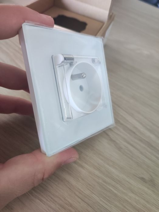 Nowe gniazdko z klapką białe szkło